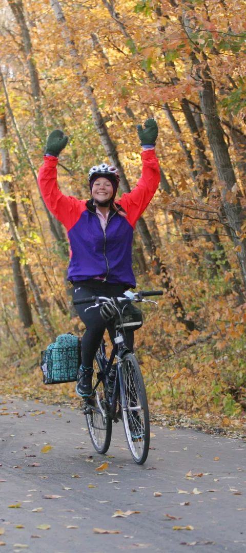 Ciclistas en el sendero durante el Mankato River Ramble